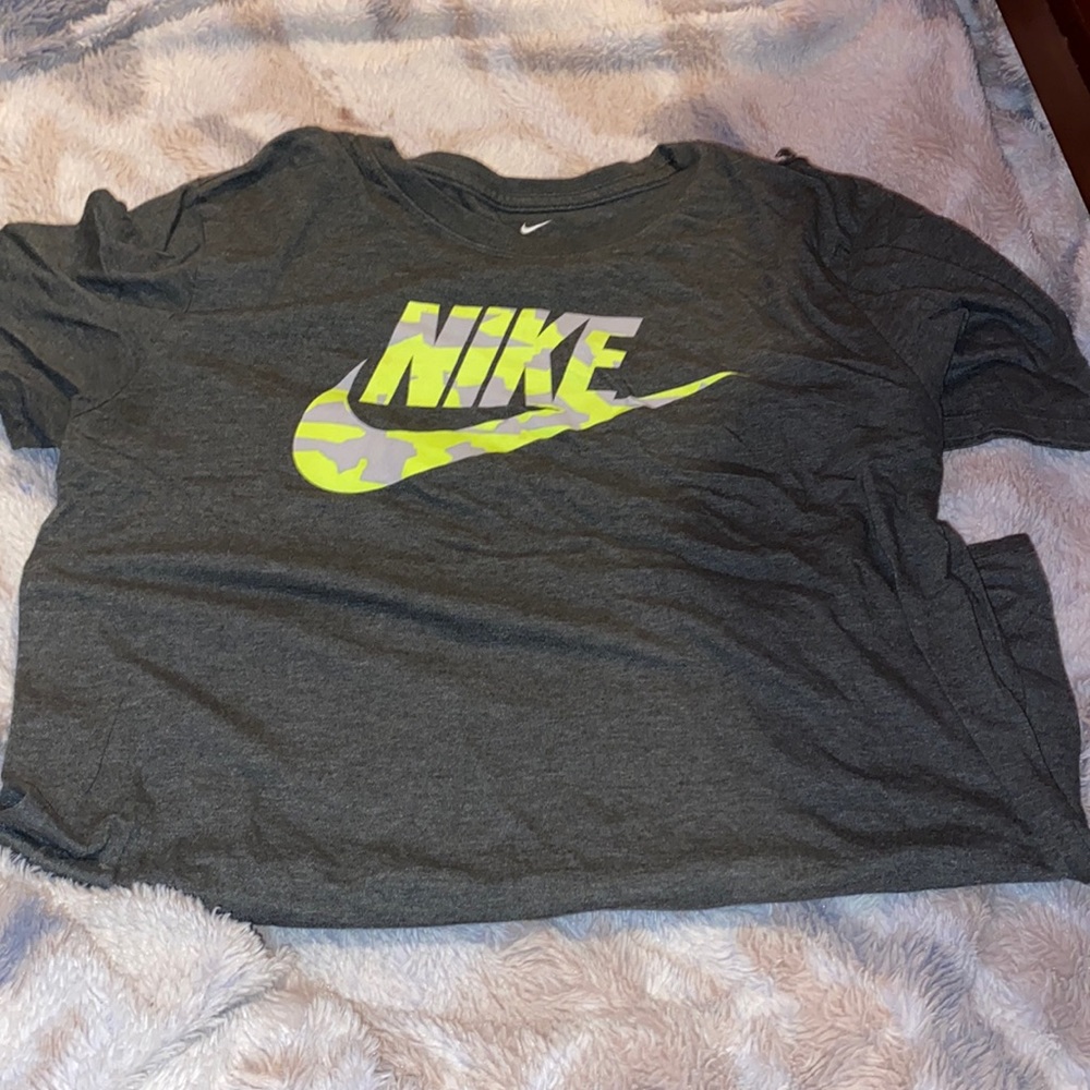 Mens tee. Size: M